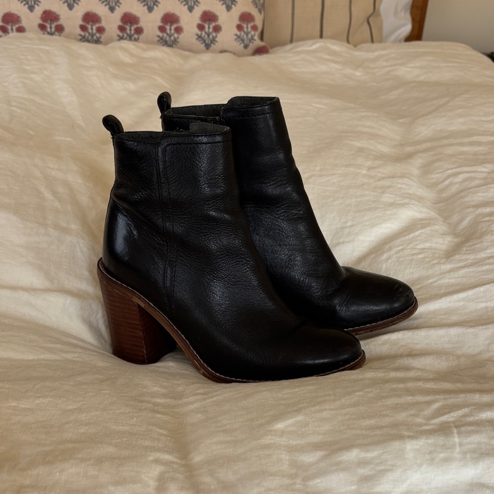 Seychelles Black Leather Ankle Booties